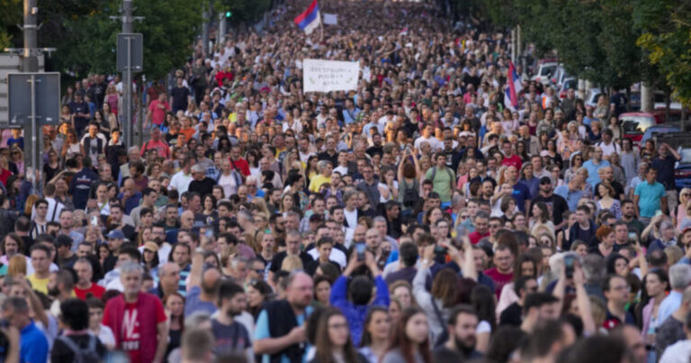 “Vuçiq ik”, pamje nga protesta masive në Beograd kundër regjimit