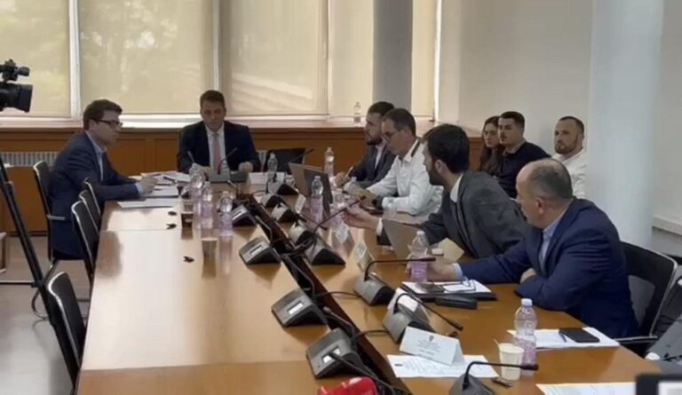 “Marre, mos fol të pavërteta”, Eman Rrahmani i bërtet dhe e bënë horë ministrin Murati në komision (VIDEO)