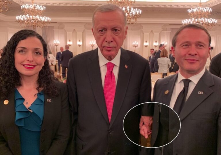 Ironizohet me fotografinë ku Erdogan ia kapi dorën Prindon Sadriut