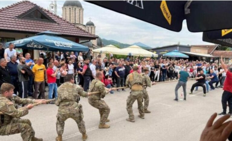 KFOR-i amerikan dhe serbët “shtensionojnë” situatën në Leposaviq, i masin forcat në tërheqjen e litarit ( video )