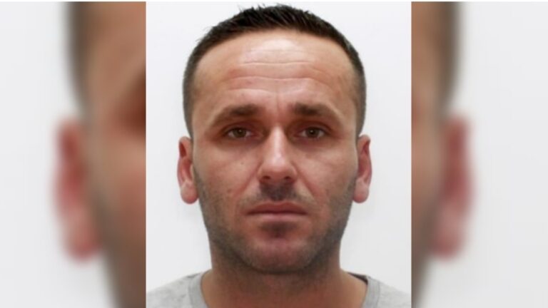 Dyshohet se i ndihmoi babait të arratisej, arrestohet djali i 41-vjeçarit që tentoi t’i godas policët me veturë