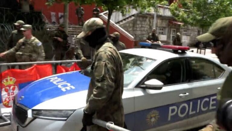KFOR-i ndihmon Policinë e Kosovës të largojnë veturën e bllokuar nga protestuesit serbë në Zveçan