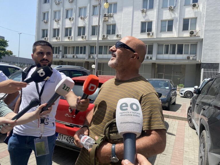 “Vallëzoj Vuçiqit” – Eskalon ish-ushtari i UÇK-së e quan “kurvë” deputeten Mimoza Kusarin
