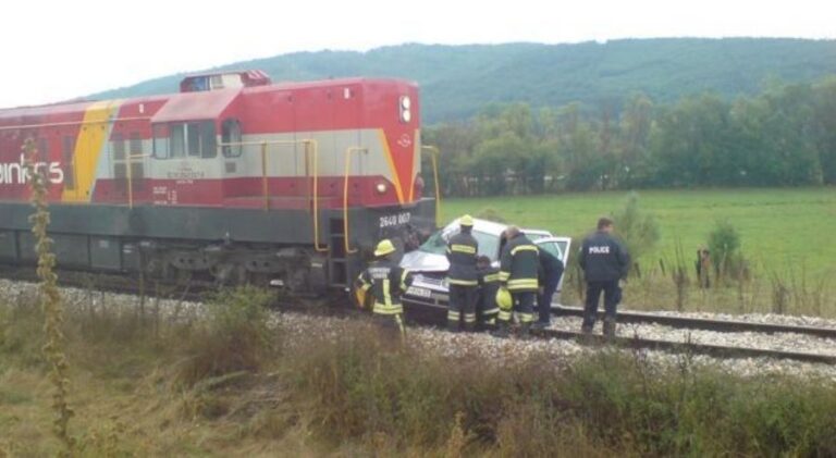 Lajmi i fundit: Treni godet një veturë, vdes shoferi