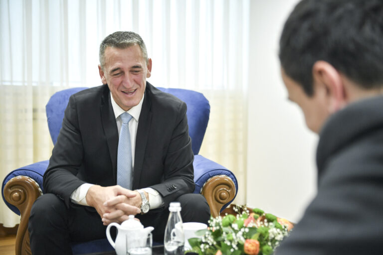 Rashiq për përgjimin e Kusarit: Nuk befasohem, Haradinaj thoshte se e ka mik shtëpie Radojçiqin