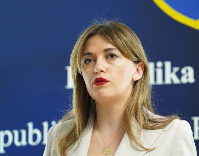 “Incizimet janë të montuara dhe të paligjshme” – Haxhiu e mbron Mimoza Kusarin