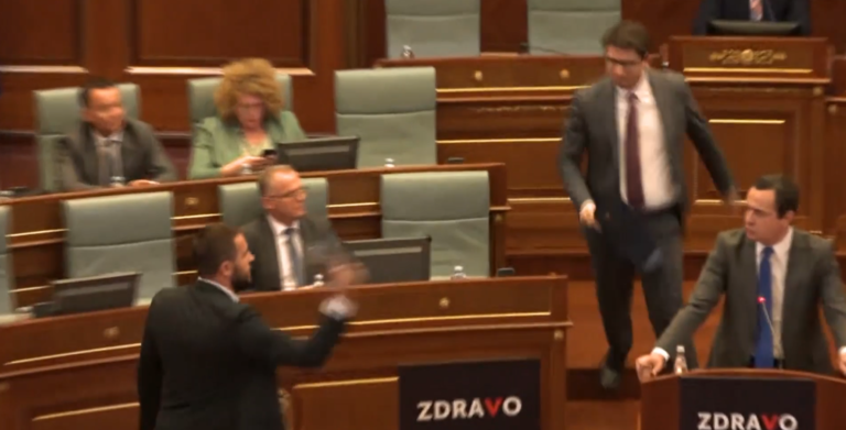 Deputeti nga Drenica gjuan Kurtin me ujë, sulmohet nga Besnik Bislimi- kështu nisi dhuna në Kuvend