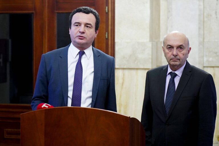 Isa Mustafa godet Kurtin: Shtëpia po kallet, qeveria po krihet