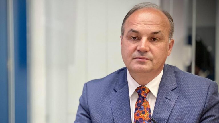 Enver Hoxhaj i reagon Donika Gërvallës: Logjikë e diplomacisë së çajtoreve