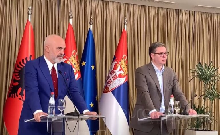 Tensione në konferencën mes Ramës e Vuçiqit në Beograd